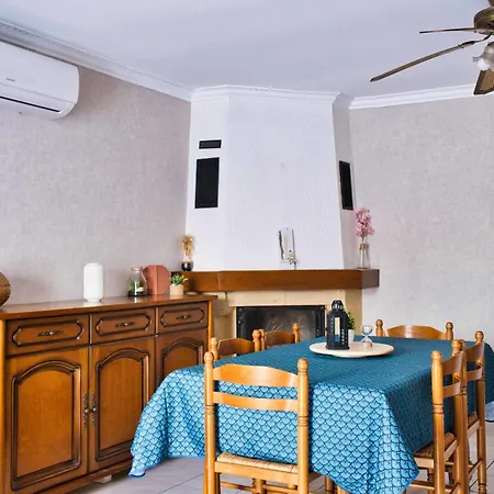 Hébergement de vacances Family House With Beautiful Garden